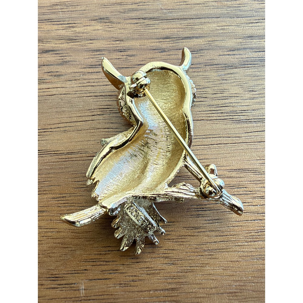 Brooch Vintage Monet Gold Tone Owl Green Rhinestone Eyes Textured Pin - Picture 2 of 4